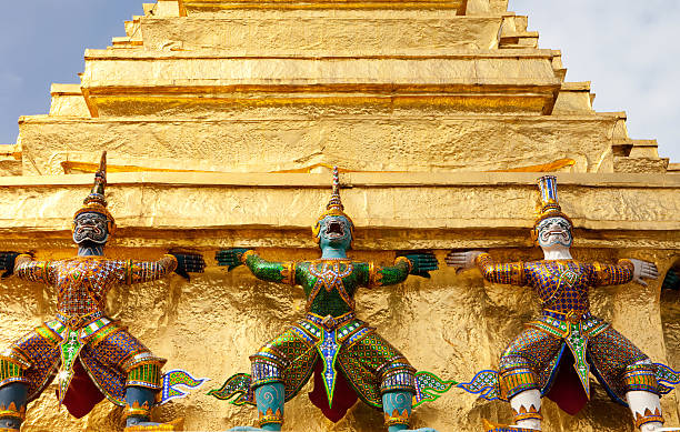 o grand palace e demônios, bangcoc, tailândia - bangkok thailand demon majestic - fotografias e filmes do acervo