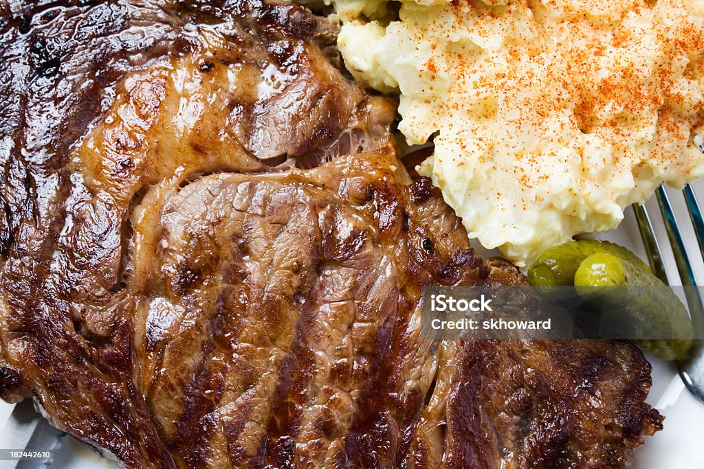 Rib Eye Steak refeição com salada de batata e picles - Foto de stock de Carne Sem Osso royalty-free