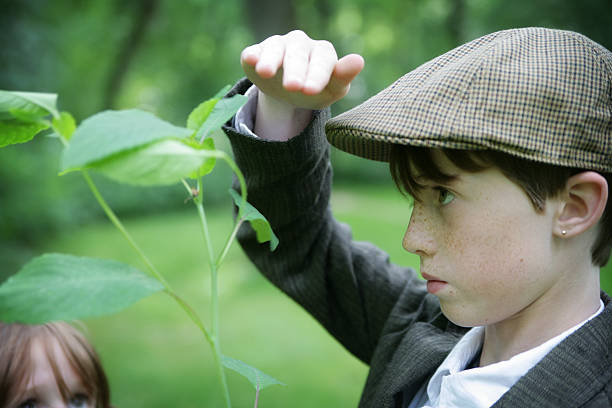 bambino mano che tiene la misura della sua altezza con plant - parker brothers foto e immagini stock