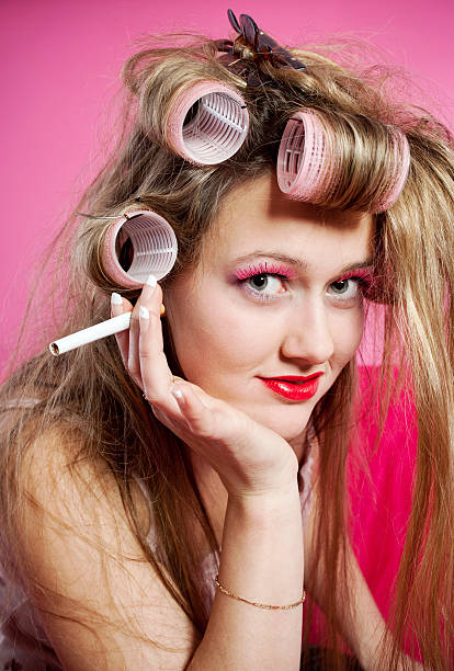 jovem mulher com cigarro - necklace human hair women bizarre imagens e fotografias de stock