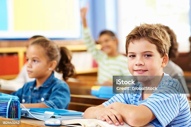 Photo libre de droit de Heureux Petit Garçon Dans Un Cours À Lécole banque d'images et plus d'images libres de droit de 8-9 ans - 8-9 ans, Amitié, Apprentissage