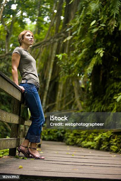 Foto de Olhando Para Cima e mais fotos de stock de 30 Anos - 30 Anos, Adulto, Adulto de idade mediana