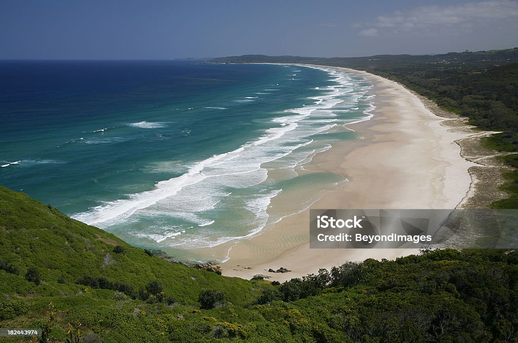 Quase deserta surf beach - Foto de stock de Baía Byron royalty-free