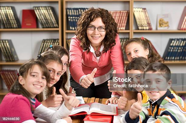 Foto de Alunos E Professor e mais fotos de stock de 10-11 Anos - 10-11 Anos, 12-13 Anos, Alegria