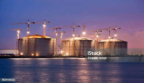 Sitio De Construcción En La Noche Foto de stock y más banco de imágenes de Desarrollo - Desarrollo, Edificio industrial, Estructura de edificio