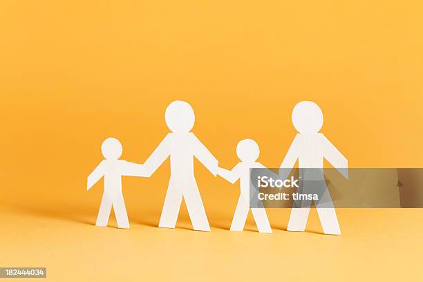 Concepto De Familia De Cuatro Foto de stock y más banco de imágenes de Familia - Familia, Papel, Tira de figuritas de papel