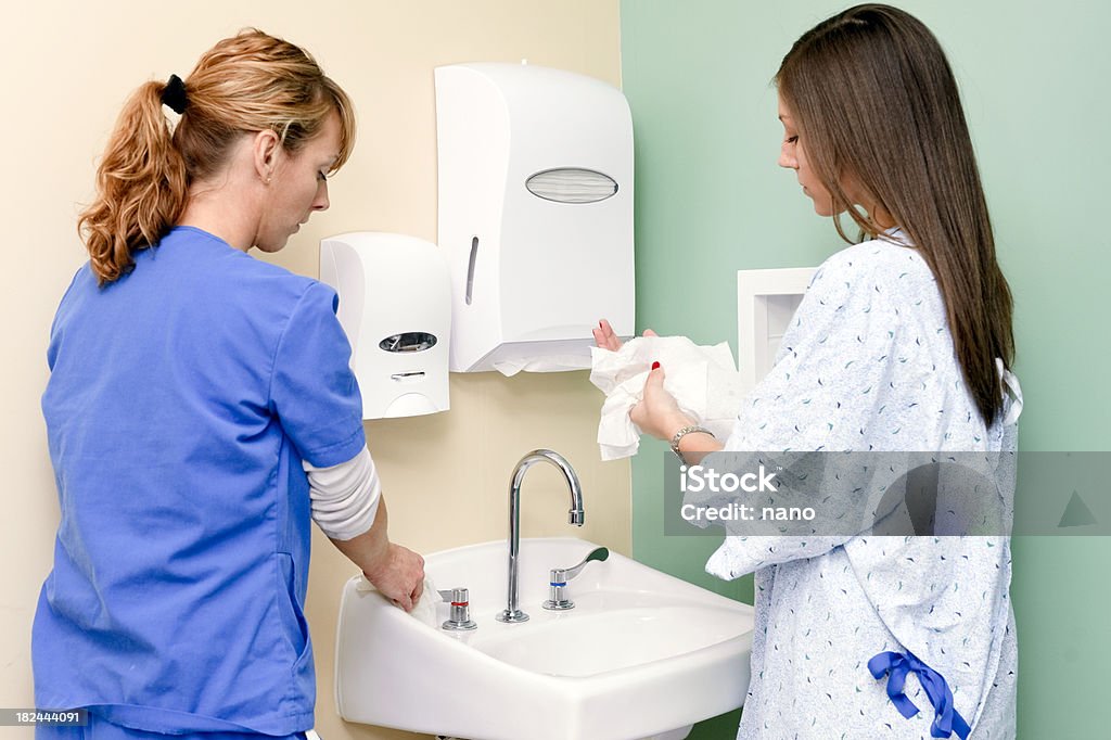 Сушить от руки пациента - Стоковые фото Мыть руки роялти-фри