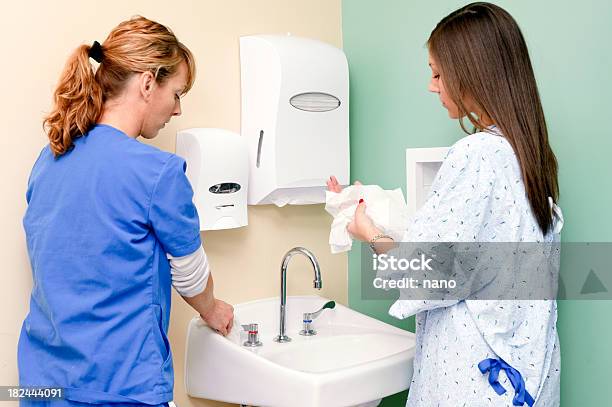Сушить От Руки Пациента — стоковые фотографии и другие картинки Мыть руки - Мыть руки, Средний медицинский персонал, Больничная палата