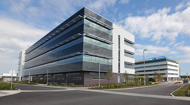 edificio de oficinas exteriores del - bloque de oficinas fotografías e imágenes de stock