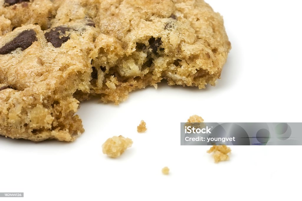 Gros plan de manger des flocons d'avoine tiré d'un cookie aux pépites de chocolat - Photo de Aliment libre de droits