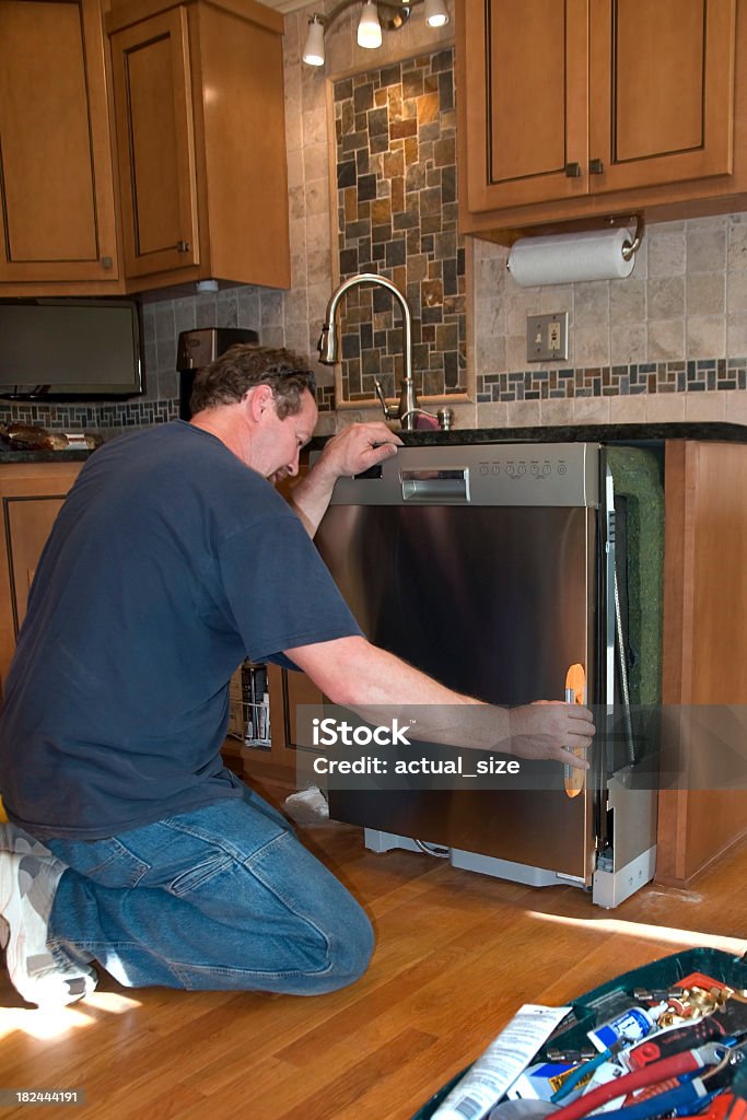 Instalar novos máquina de lavar louça na cozinha Remodel - Royalty-free Instalar Foto de stock