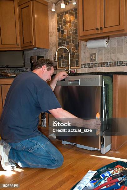 Instalar Novos Máquina De Lavar Louça Na Cozinha Remodel - Fotografias de stock e mais imagens de Instalar