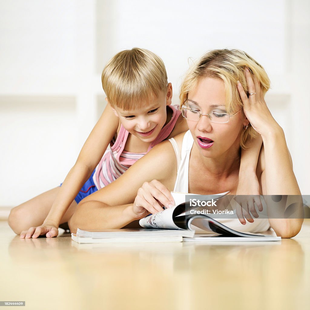 Famille lecture - Photo de Adolescent libre de droits