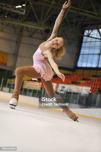 Rendimiento De Patinaje Artístico Foto de stock y más banco de imágenes de Actividad - Actividad, Actuación - Representación, Adulto