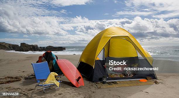 ビーチのキャンプ場 - カリフォルニア州のストックフォトや画像を多数ご用意 - カリフォルニア州, キャンプする, サーフィン