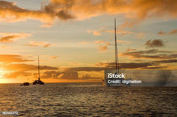 Foto de Abrigando Navios Ao Pôrdosol e mais fotos de stock de Ancorado - Ancorado, Antilhas, Azul