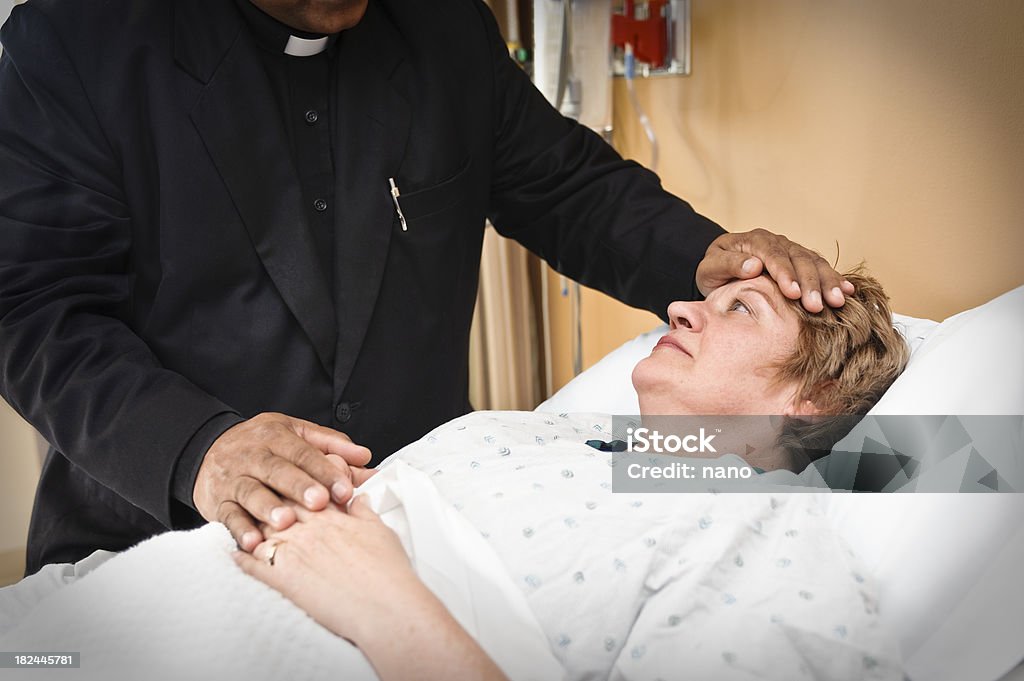 Pastorale servizi al letto del paziente - Foto stock royalty-free di Prete