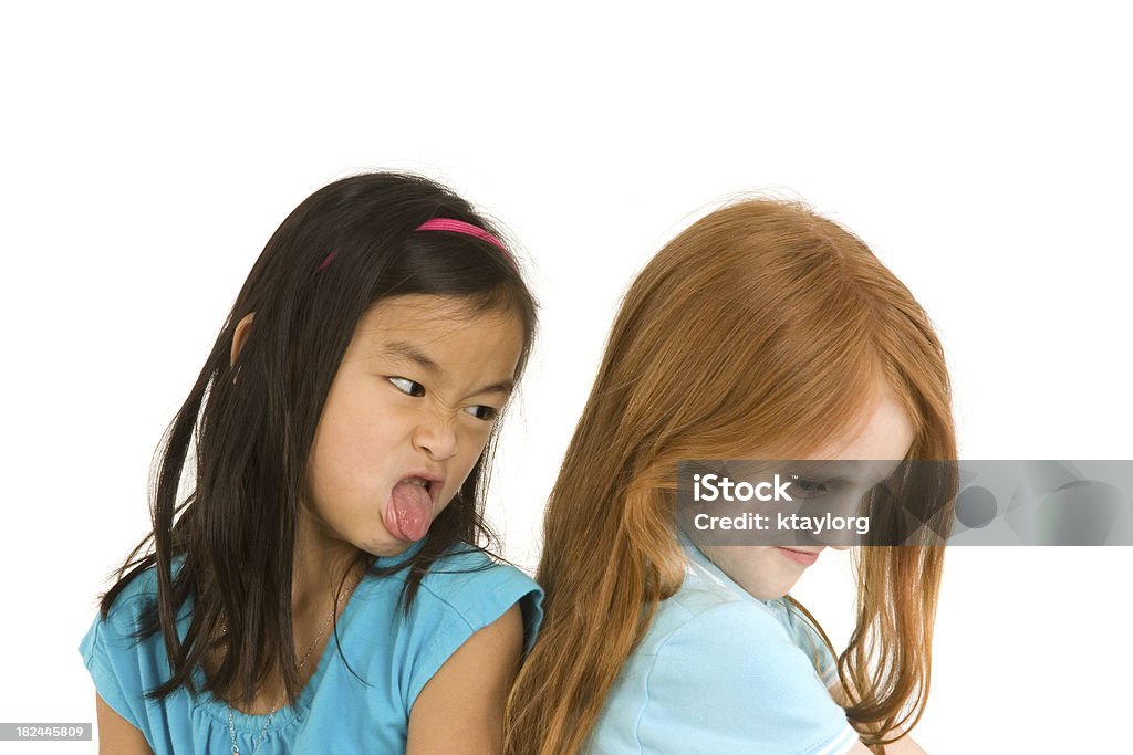 Media ragazza Mettere fuori la lingua - Foto stock royalty-free di 6-7 anni