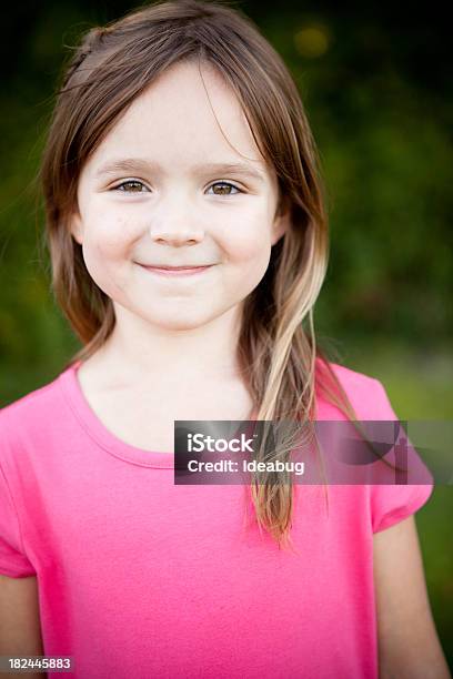 Glückliche Junge Mädchen Lächeln Im Freien Stockfoto und mehr Bilder von 6-7 Jahre - 6-7 Jahre, Blick in die Kamera, Braune Augen