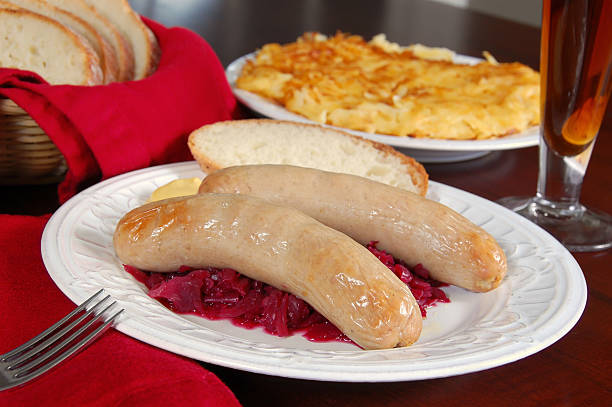 bratwurst con rosso cavolo e roeschti - hash brown european cuisine german cuisine latke foto e immagini stock