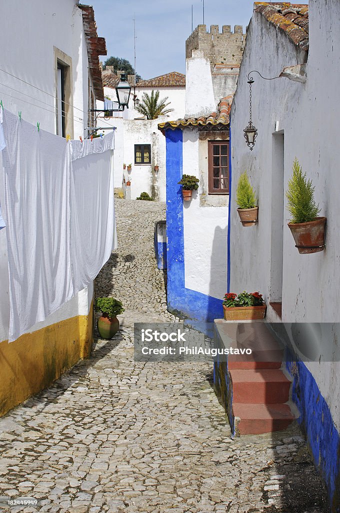 Листы Сушить между дома в Португалии - Стоковые фото Белый роялти-фри