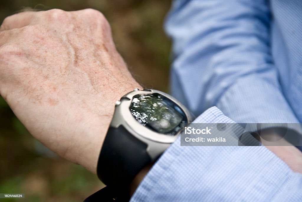 Regardant Montre bracelet sur le bras humain - Photo de A la mode libre de droits