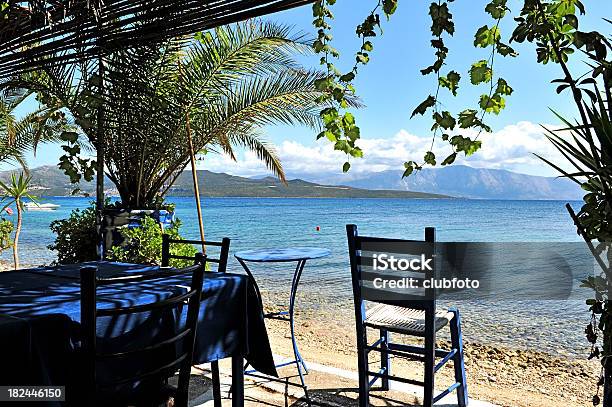 Normalmente Grego Azul Restaurante Mesa E Cadeiras Na Sombra - Fotografias de stock e mais imagens de Areia
