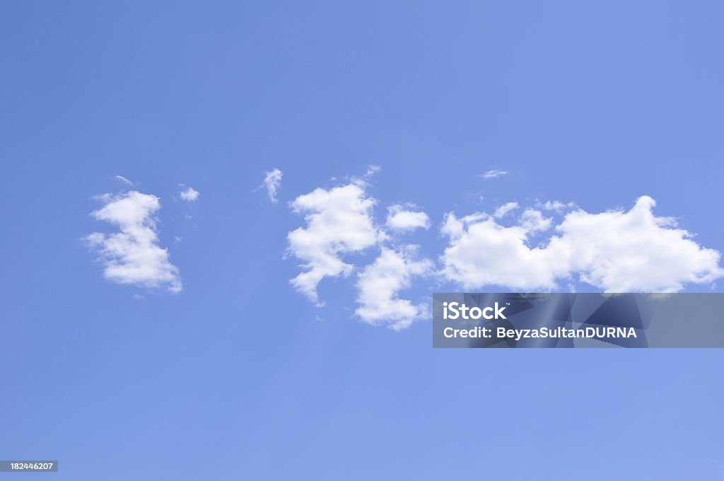 Błękitne niebo i chmury - Zbiór zdjęć royalty-free (Bez ludzi)