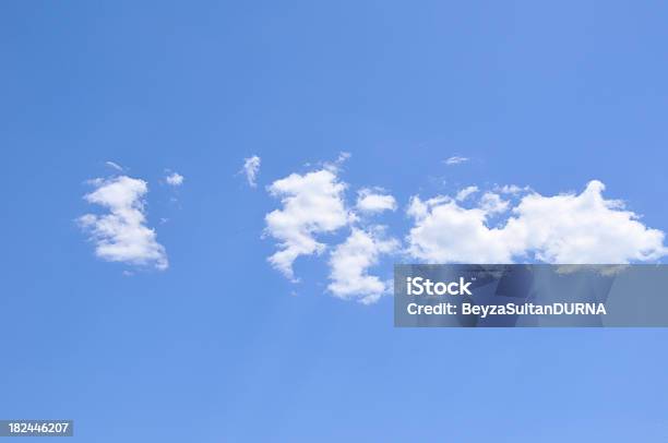 Błękitne Niebo I Chmury - zdjęcia stockowe i więcej obrazów Bez ludzi - Bez ludzi, Biały, Chmura