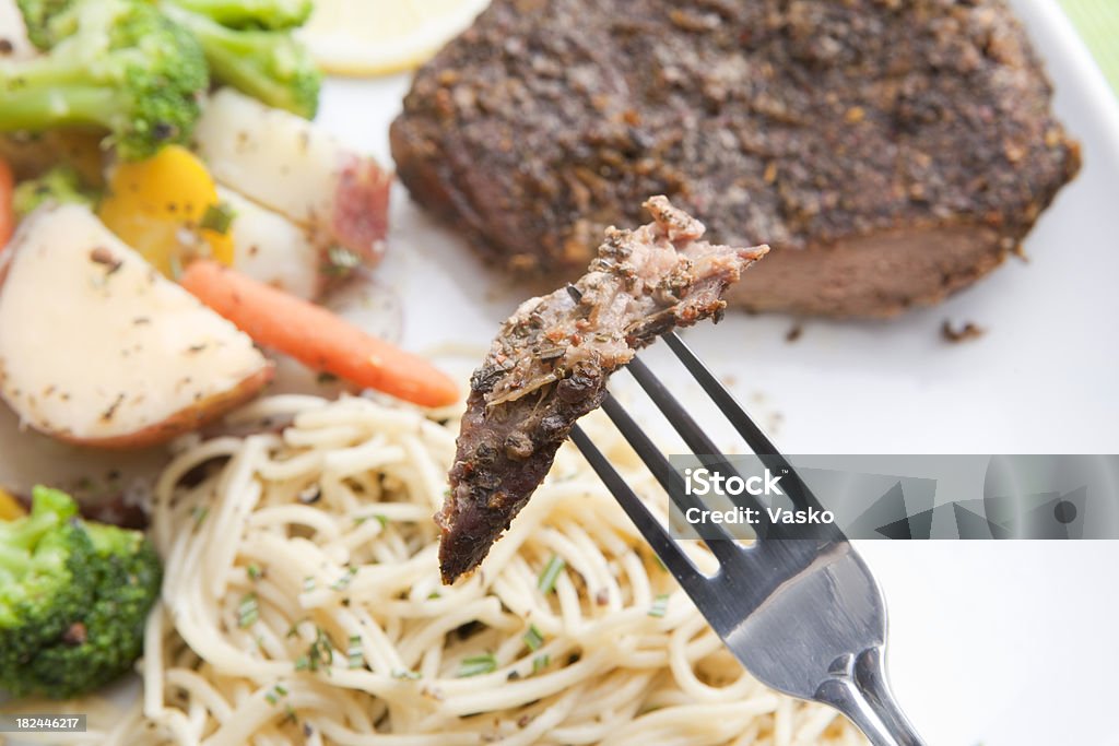 Steak à des pâtes et de légumes - Photo de Aliment libre de droits