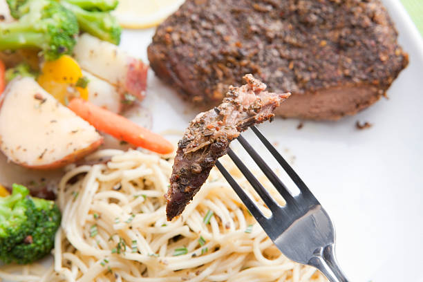 stek z makaronu i veggies - steak red potato dinner beef zdjęcia i obrazy z banku zdjęć