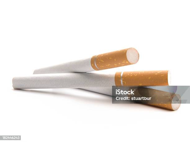 Os Cigarros - Fotografias de stock e mais imagens de Cigarro - Cigarro, Fundo Branco, Pilha - Arranjo