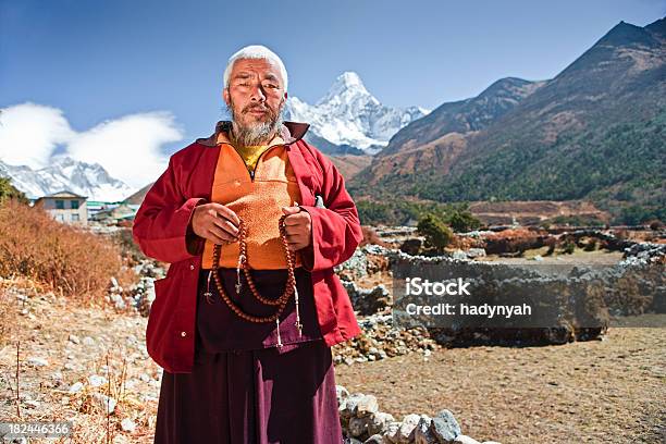 Monje Budista En El Fondo De Ama Dablam Foto de stock y más banco de imágenes de Agarrar - Agarrar, Aire libre, Aislado