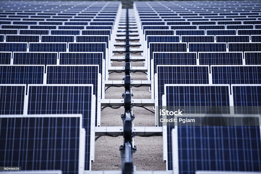 Granja con paneles solares - Foto de stock de Aparatos solares libre de derechos