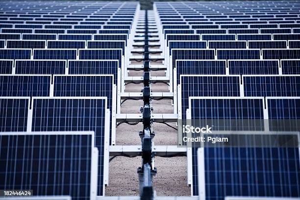 Granja Con Paneles Solares Foto de stock y más banco de imágenes de Aparatos solares - Aparatos solares, Calor, Central eléctrica solar