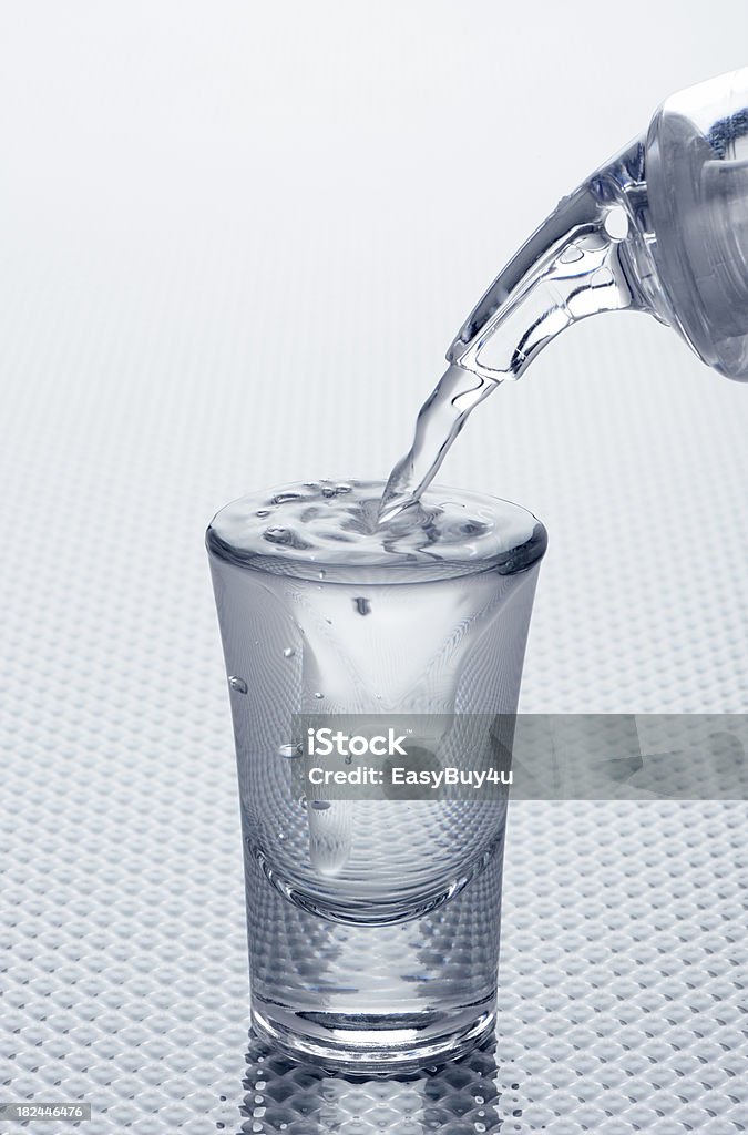 Llenar un vaso de chupito - Foto de stock de Barra - Bar libre de derechos