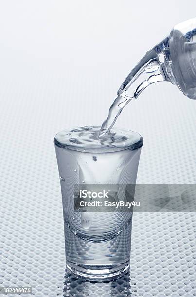 Llenar Un Vaso De Chupito Foto de stock y más banco de imágenes de Barra - Bar - Barra - Bar, Bebida, Bebida alcohólica