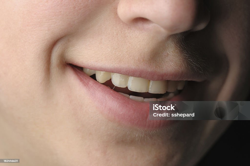 Sorrir com dimples Sidelit - Foto de stock de Sorrindo royalty-free