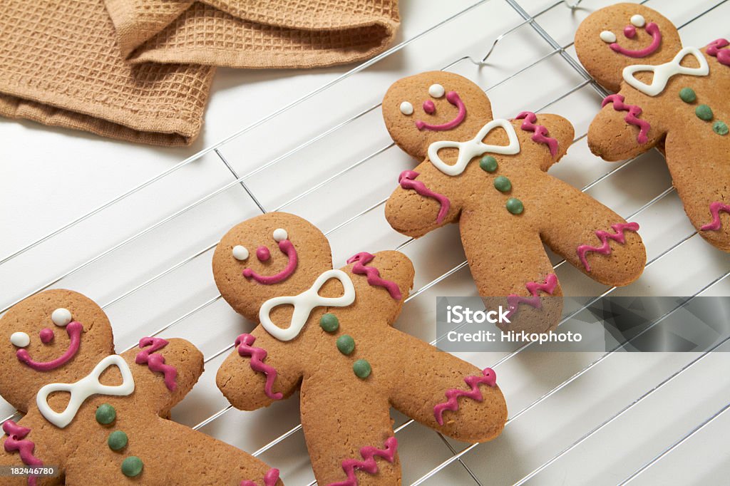 Biscoitos de gengibre em um grade para esfriar - Foto de stock de Alimentação Não-saudável royalty-free