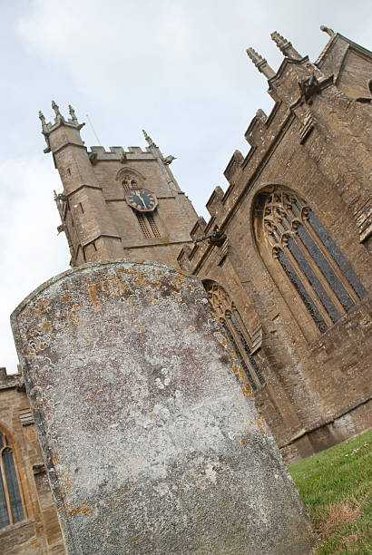 Gravestone 및 Churchyard 스톡 사진