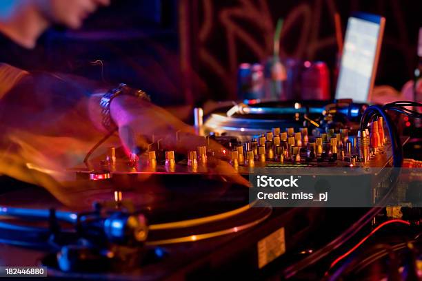 Dj S Foto de stock y más banco de imágenes de DJ - DJ, Tocadiscos, Acontecimiento