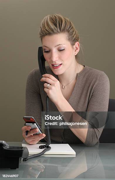 Distraído Mulher De Negócios - Fotografias de stock e mais imagens de 20-24 Anos - 20-24 Anos, 20-29 Anos, A usar um telefone