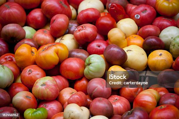 鮮やかなオーガニックの完熟エアルームトマトのファーマーズマーケット - 2000年代のストックフォトや画像を多数ご用意 - 2000年代, 21世紀, みずみずしい