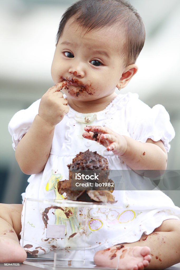 Bel bambino mangia la torta - Foto stock royalty-free di Bebé