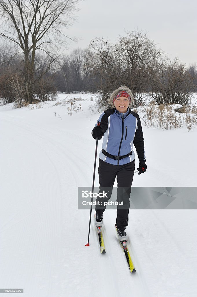 Sci di fondo, donna sorridente, sport invernale - Foto stock royalty-free di Donne