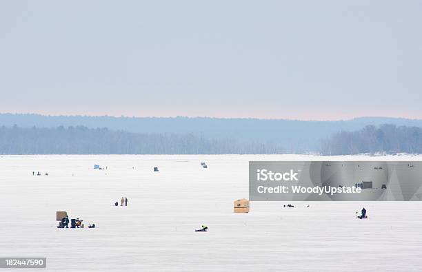 Foto de Pescaria No Gelo e mais fotos de stock de Atividade Recreativa - Atividade Recreativa, Branco, Brincar
