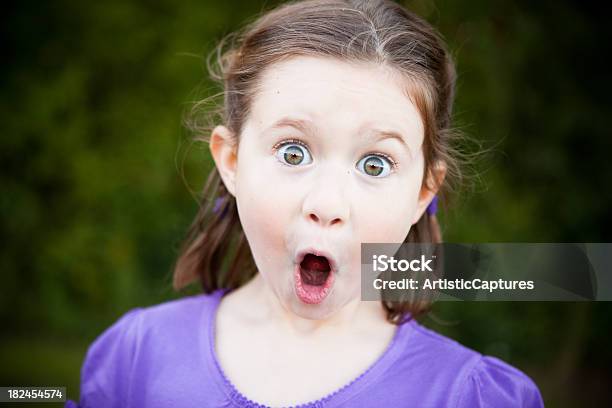 Photo libre de droit de Jeune Fille Avec Un Regard De Surprise À Lextérieur banque d'images et plus d'images libres de droit de Enfant