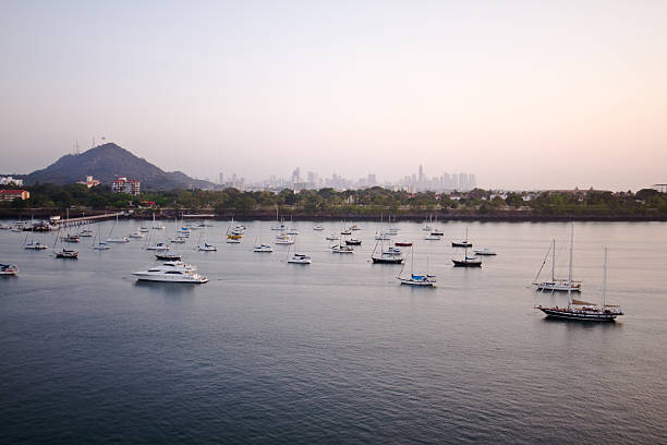 sailboats in 잔점박이 at 패너마시티 - panama canal panama global finance container ship 뉴스 사진 이미지