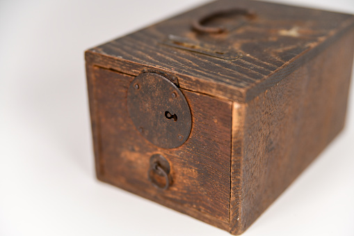 An old handheld small wooden money box made in the Meiji era.