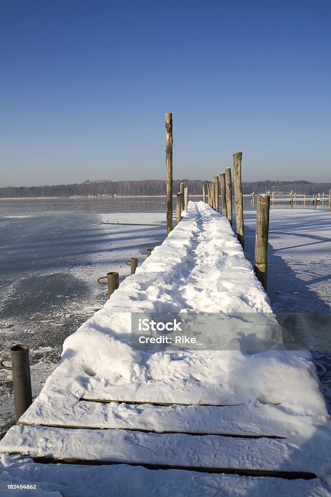 Embarcadero cubierto con nieve - Foto de stock de Agua libre de derechos